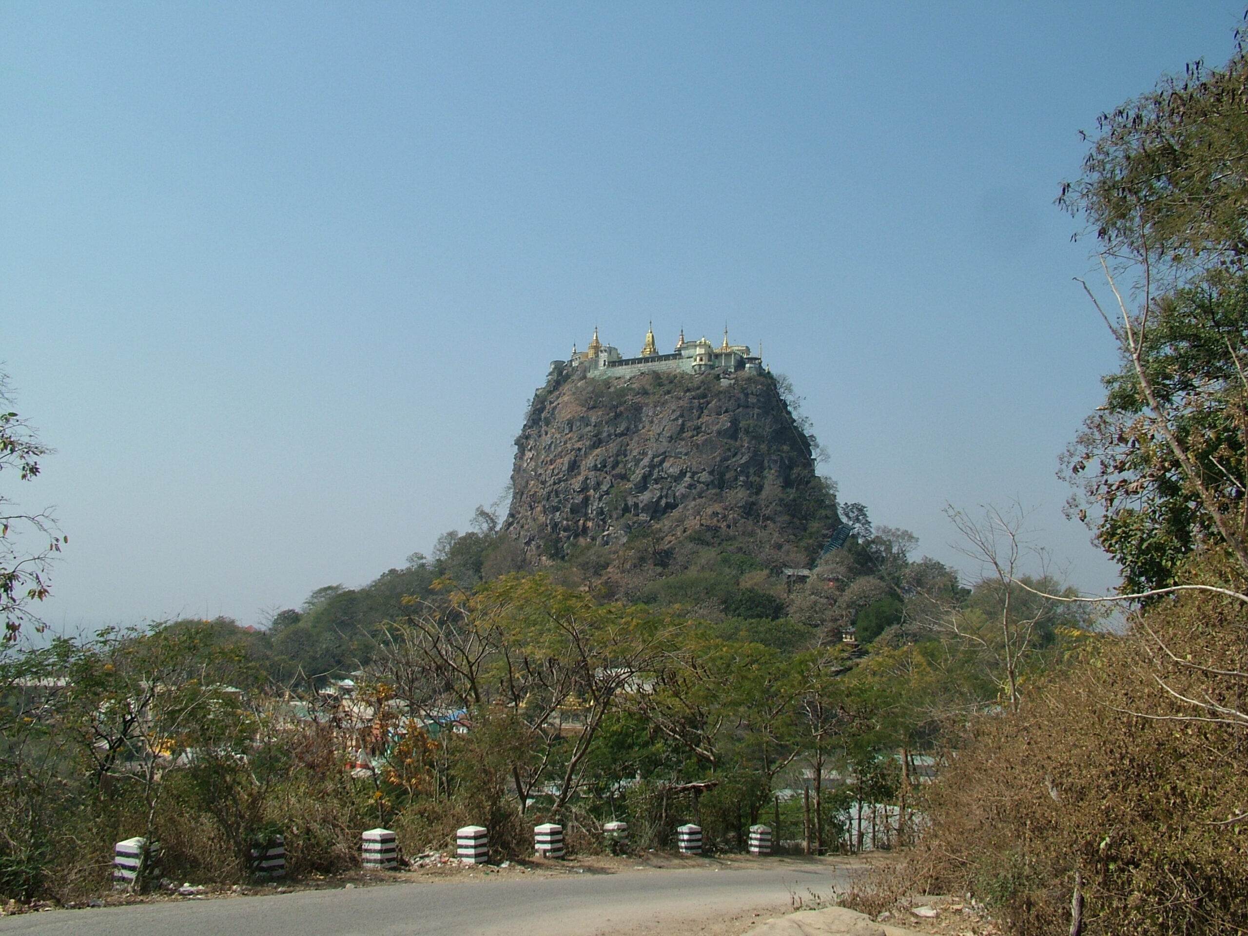 820 מדרגות, יחפים ועם קופים מציקים