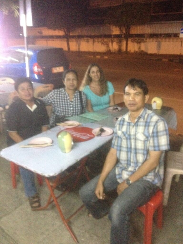 מסעדה שנפתחת בלילה ברחוב וסגורה משך היום באודון טאני