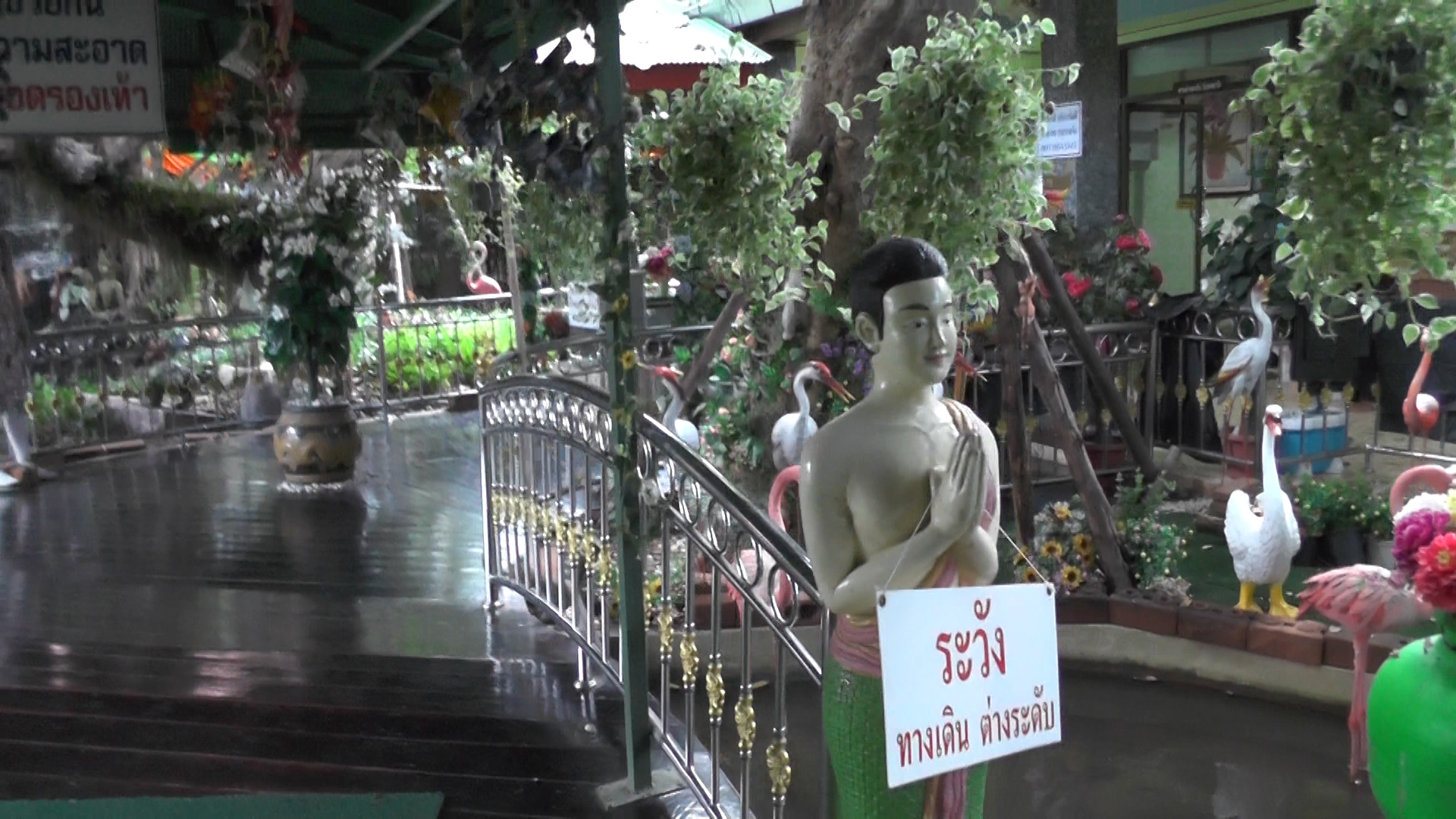 קבלו נא את השירותים הציבוריים במקדש ואט טה-קה-רונג באיוטאיה