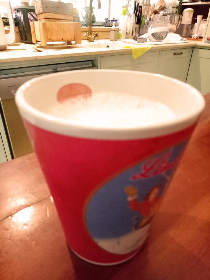 בקר טוב עם ספל חלב סויה טרי וחם