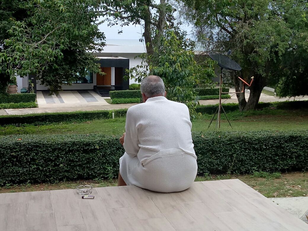 הים (המדהים, החמים, השקט של מפרץ בנגקוק) שבינינו