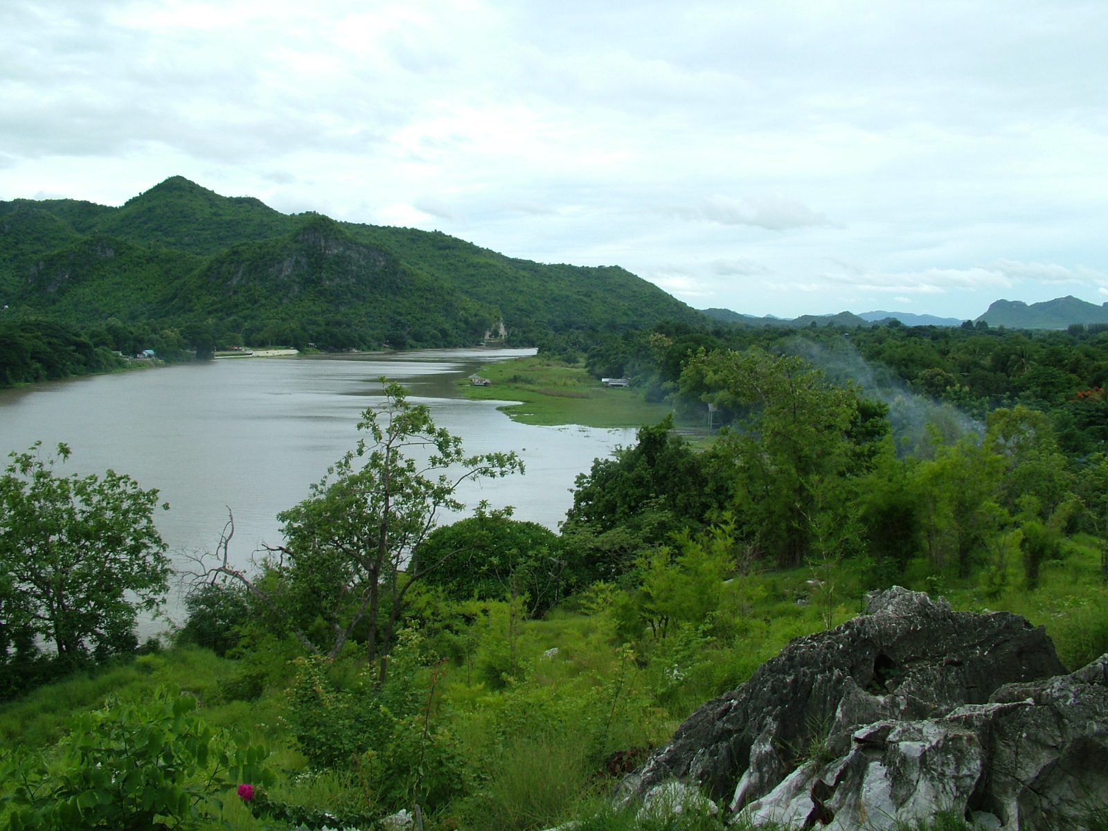 נוף נהר הקויי בקנצ'נבורי