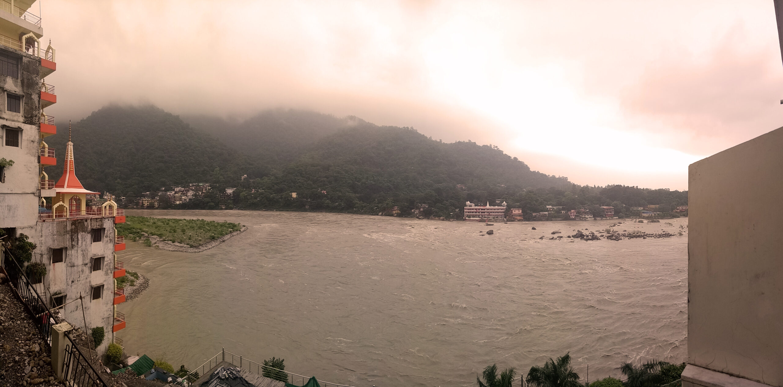 הלילה עוטף ברכות את רישיקש