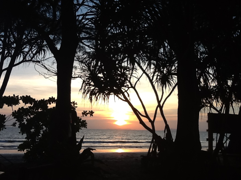 תענוגות עממיים בראנונג וגם אי קטן קו-פאיאם לקינוח