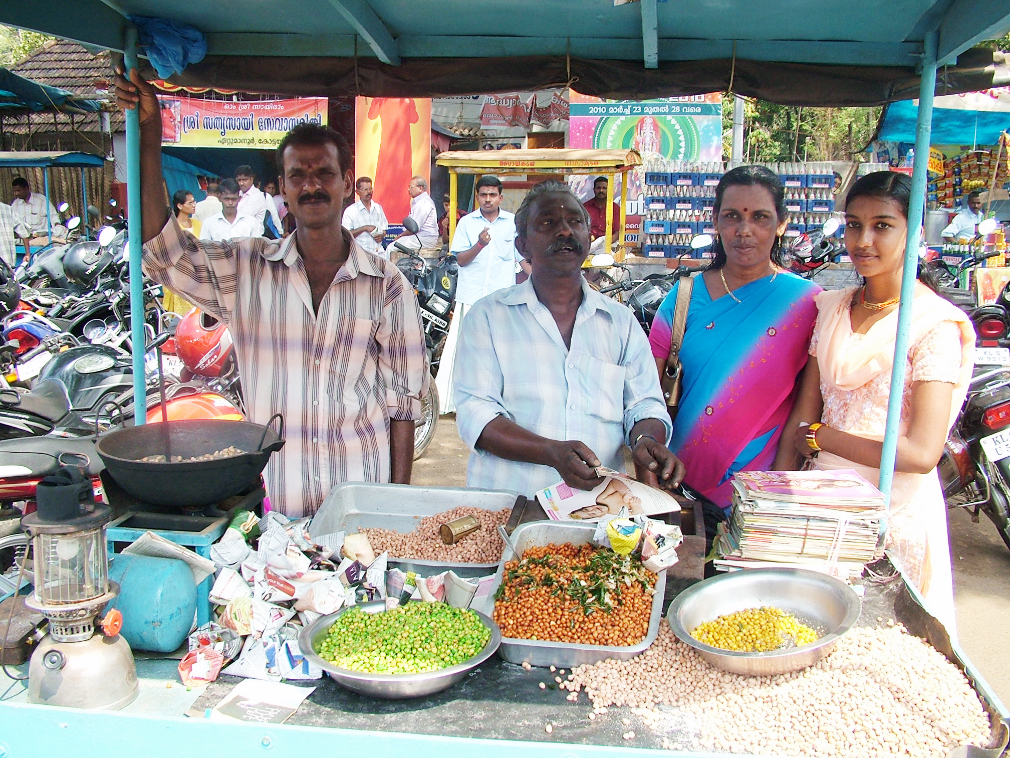 דוכן אוכל בחצר המקדש במדינת קרלה