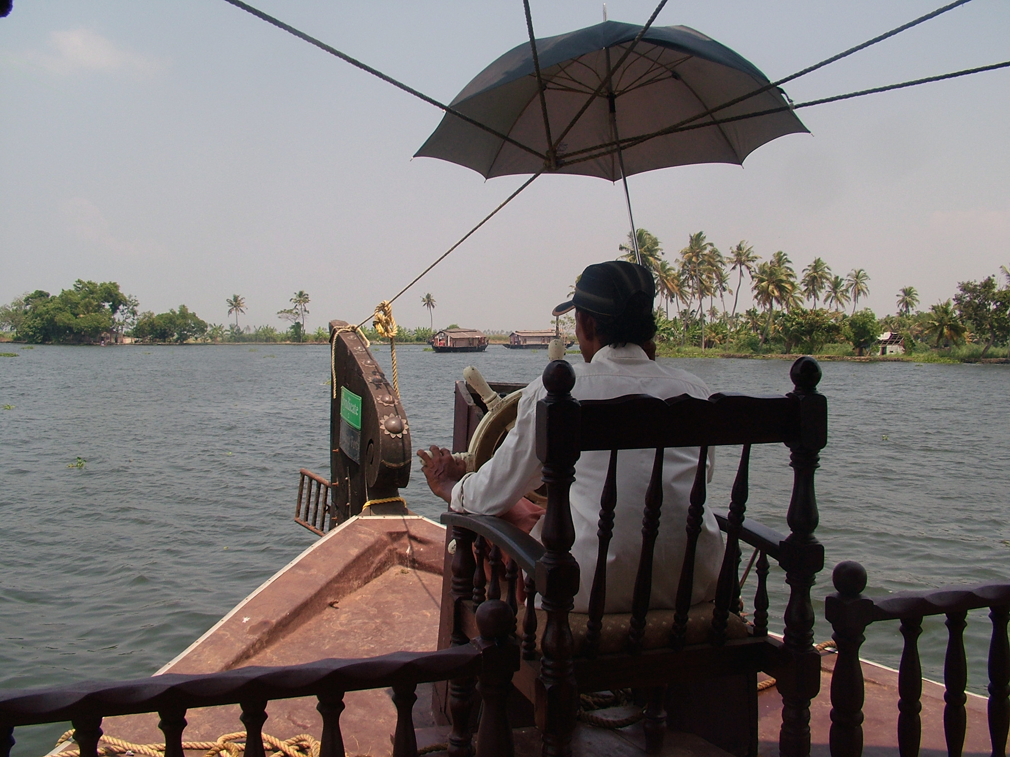 הפלגה בבית סירה בכומרכום קרלה