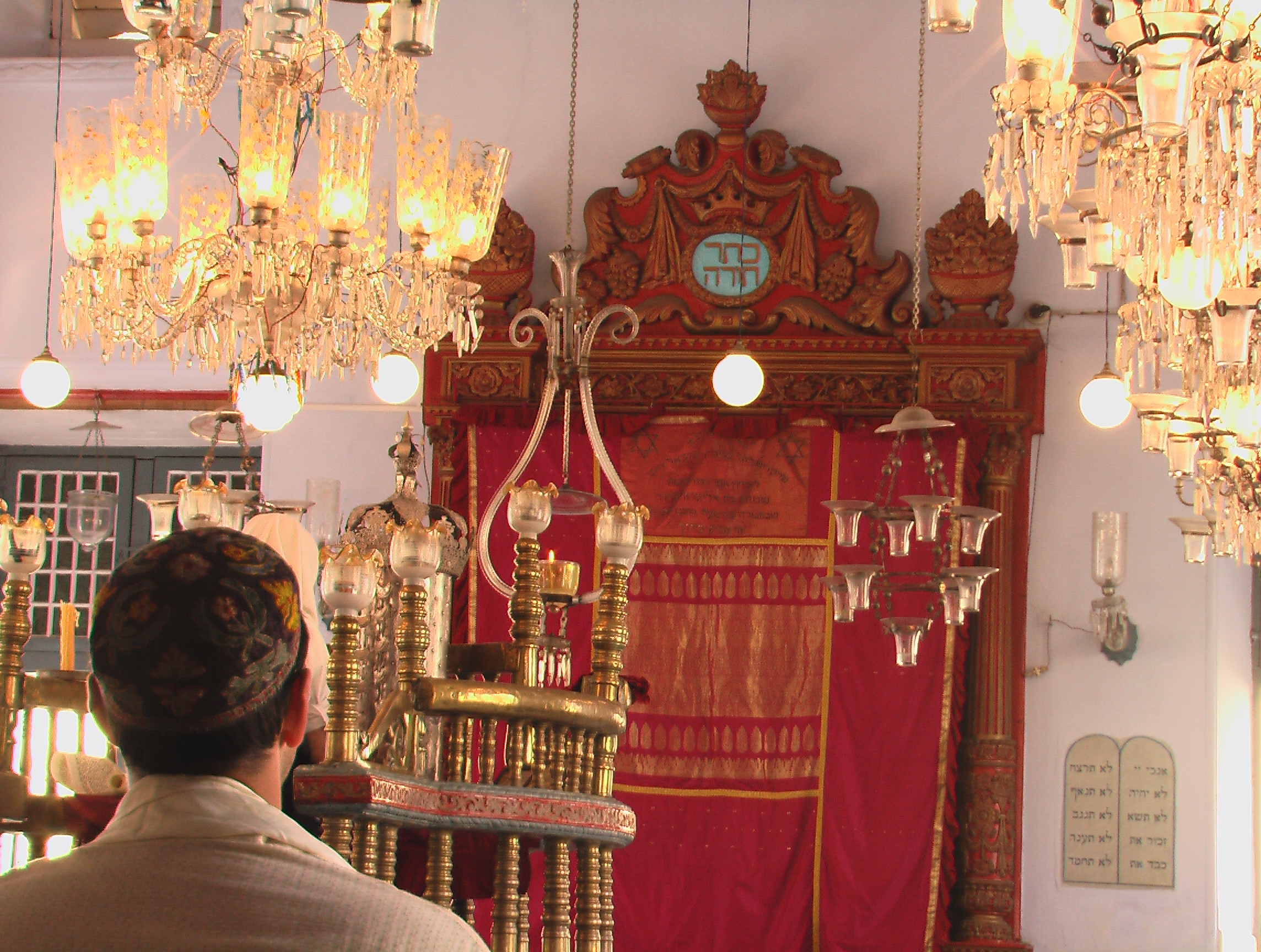 מתפלל בבית הכנסת היהודי העתיק של קהילת קוצ'ין במדינת קרלה