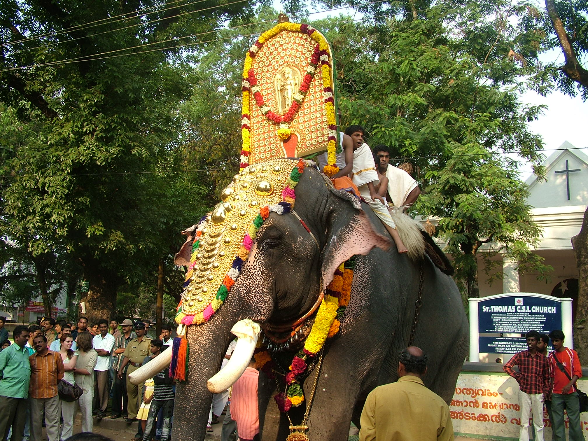 פיל מקושט בפסטיבל פילים בקולום