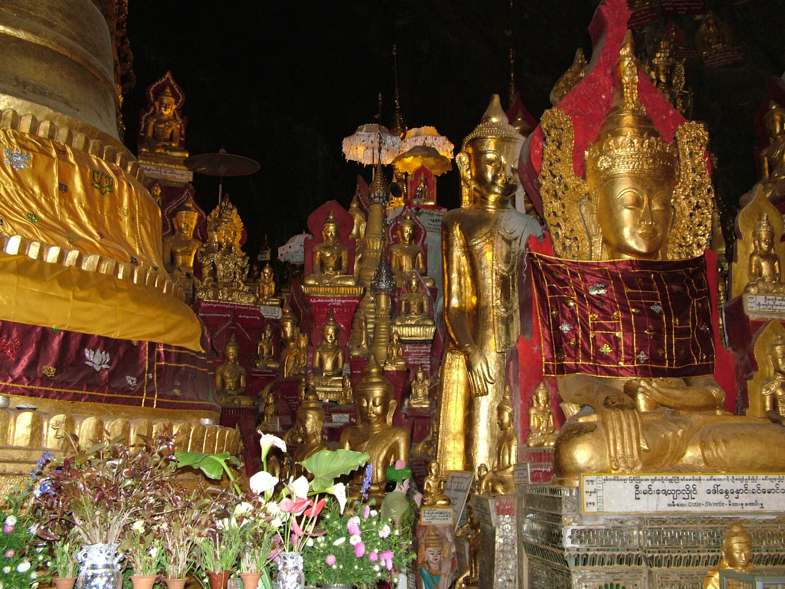 הבודהות המוזהבות אשר במערת פינדאיה