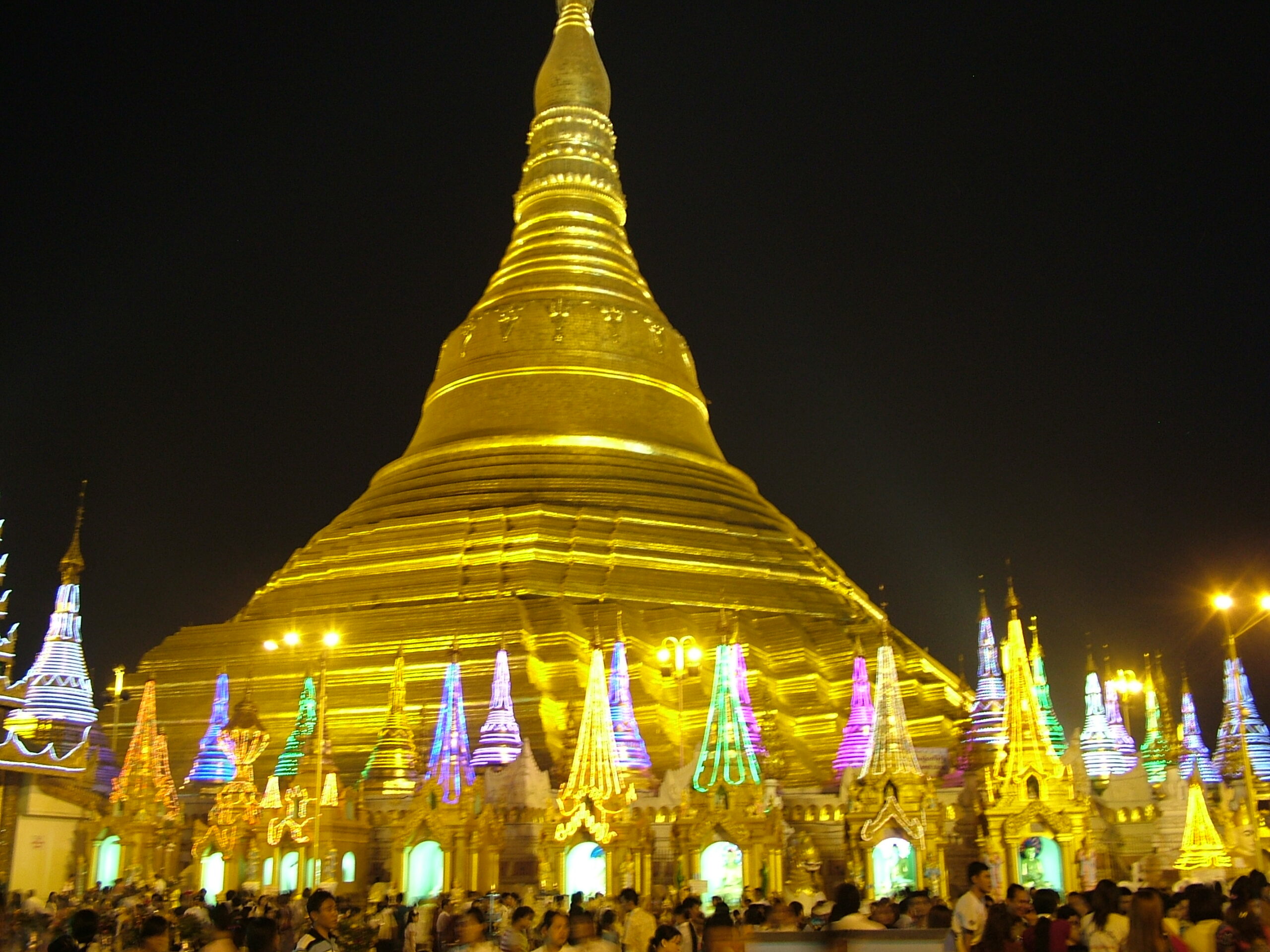 אהבנו מאוד את מקדש שווה דגון הנוצץ והשווה ביותר ביאנגון בורמה.
