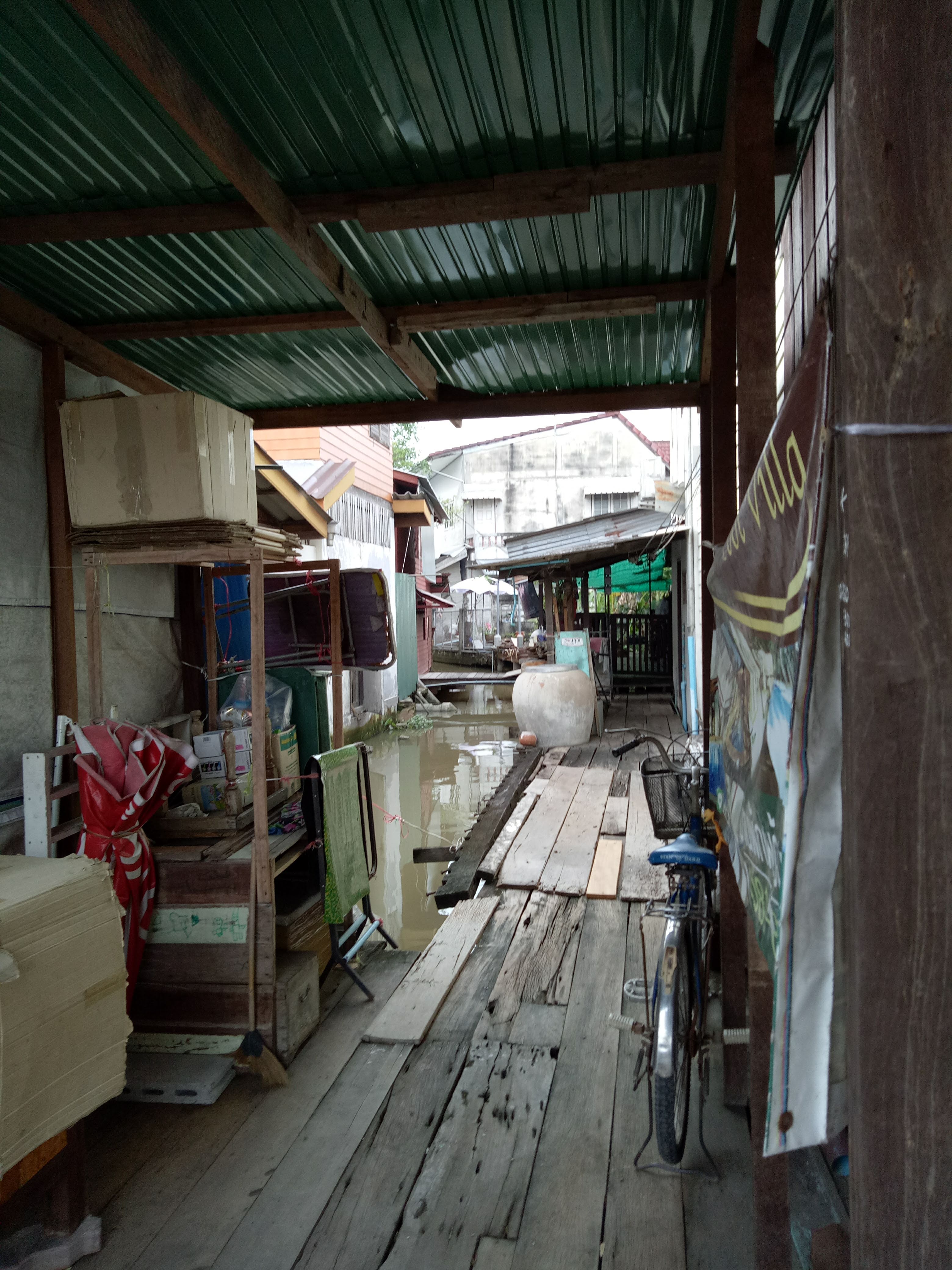 מבט בתוך השוק הצף אמפוואה