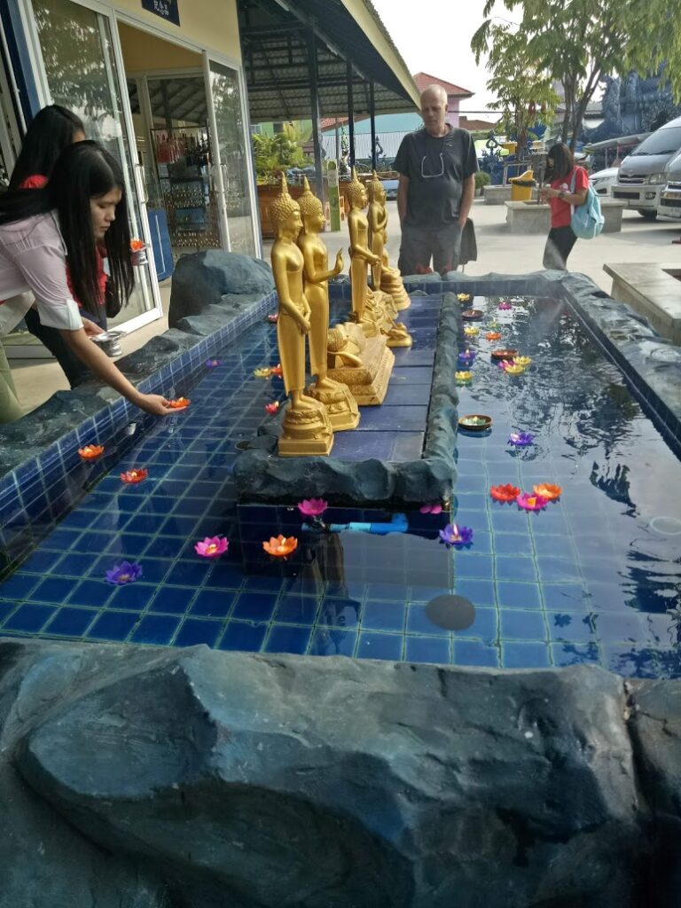 בריכת משאלות במקדש הכחול צ'אנג ראי