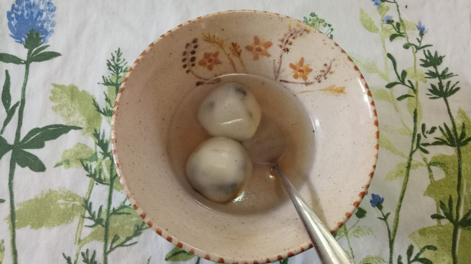 כופתאות שומשום שחור בתה ג'ינג'ר חם