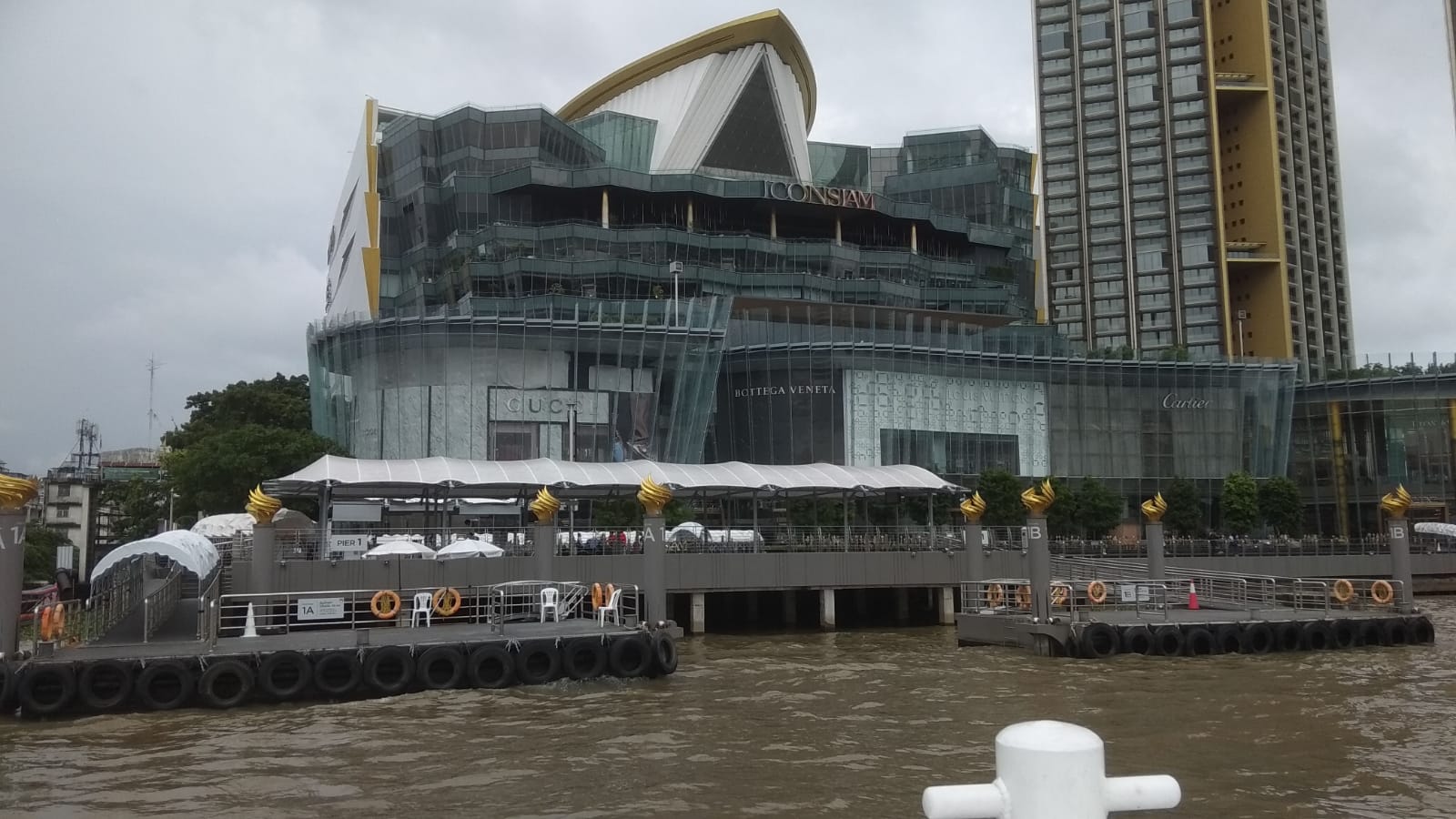 לערוך קניות במרכז הקניות Iconsiam