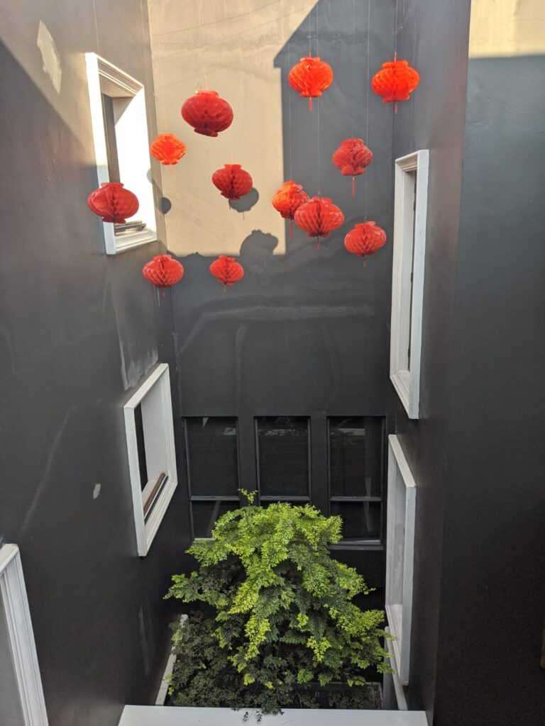 Hotel des Artists Ping Silhouette