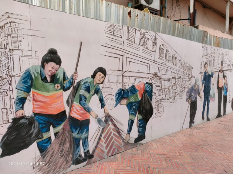 ציורי גרפיטי ברחוב בטיילת ליד התעלה בצ'יינה טאון בנגקוק