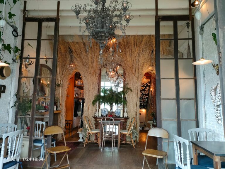 בית קפה נפסרון בתוך שוק הפרחים הגדול בבנגקוק