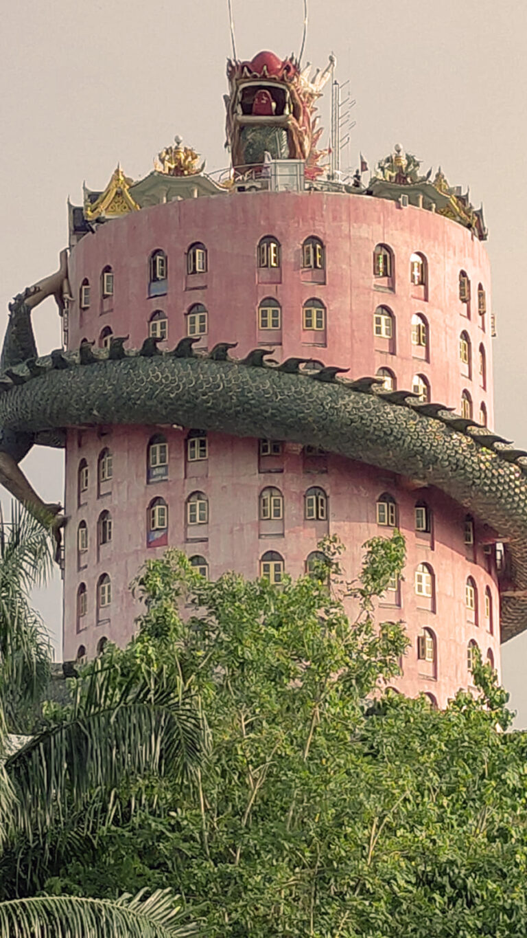 מקדש הדרקון בנאקון פאתום תאילנד