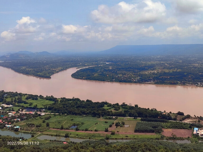 גשר זכוכית לתצפית במקדש פא טאק סואה ליד נונג קאי איסאן תאילנד
