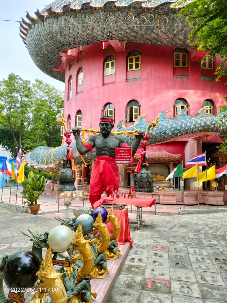 מקדש הדרקון בנאקון פאתום תאילנד