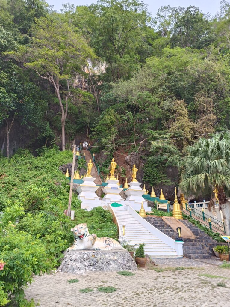 מקדש מערת הנמר קראבי תאילנד