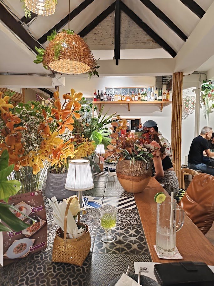 "כנפי כרובית" במסעדה טבעונית mai veggie express asok bangkok thailand