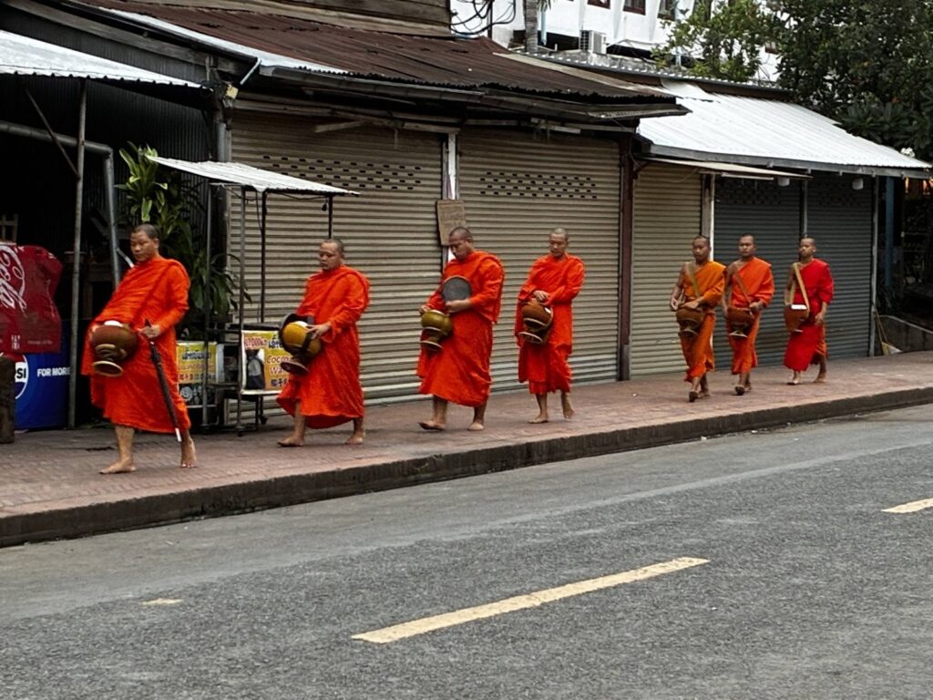 תהלוכת נזירים בלואנג פרבנג לאוס