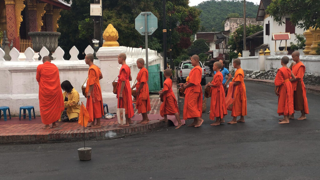 תהלוכת נזירים בלואנג פרבנג לאוס