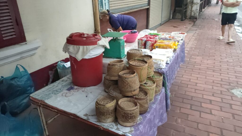 תהלוכת נזירים בלואנג פרבנג לאוס