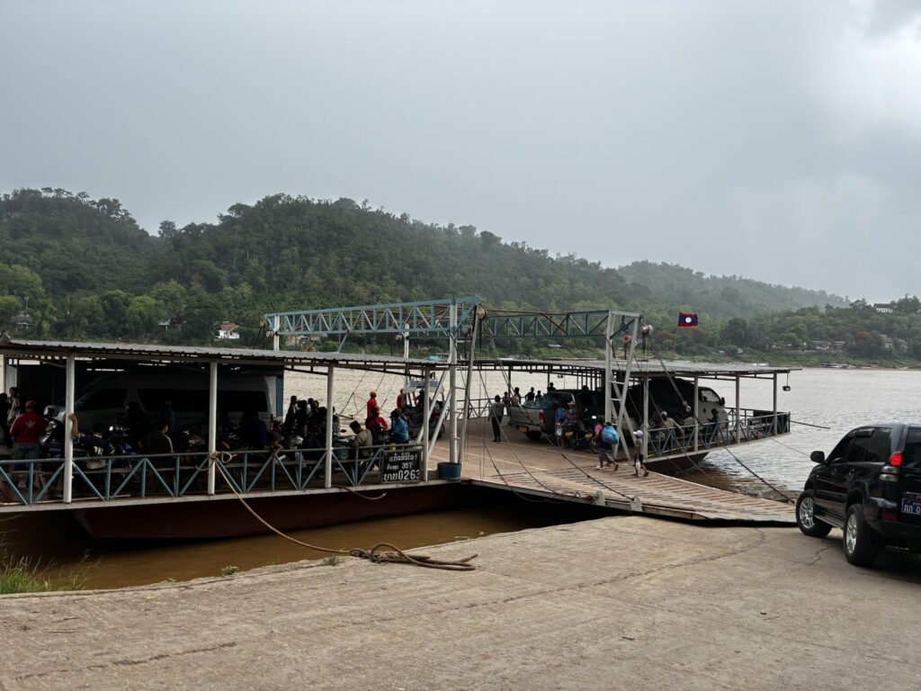 מעבורת על נהר המקונג בלאוס