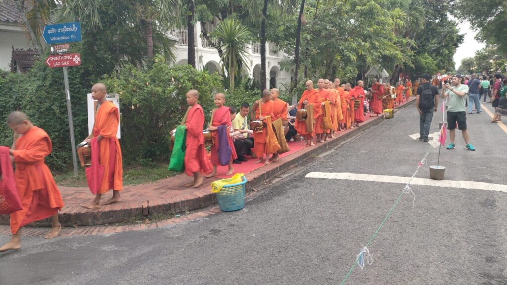 תהלוכת נזירים בלואנג פרבנג לאוס
