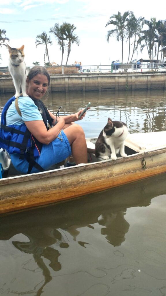 Si  Yaek Huatakhe Cafe & Guesthouse הפלגה עם חתולים