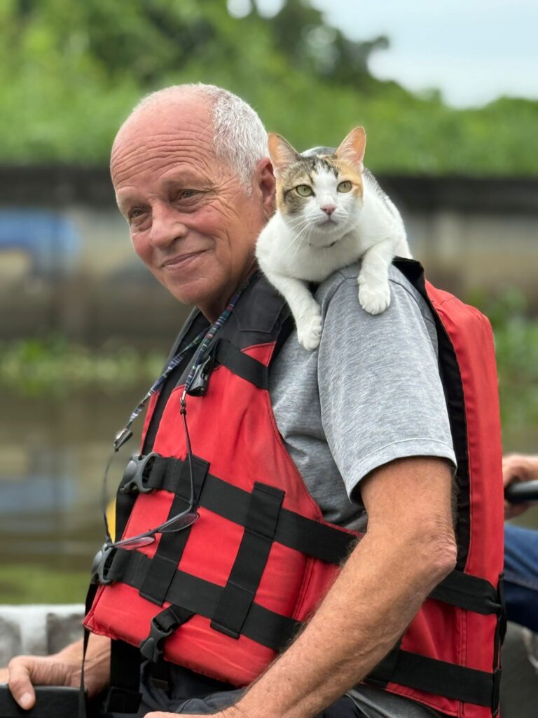 Si  Yaek Huatakhe Cafe & Guesthouse הפלגה עם חתולים