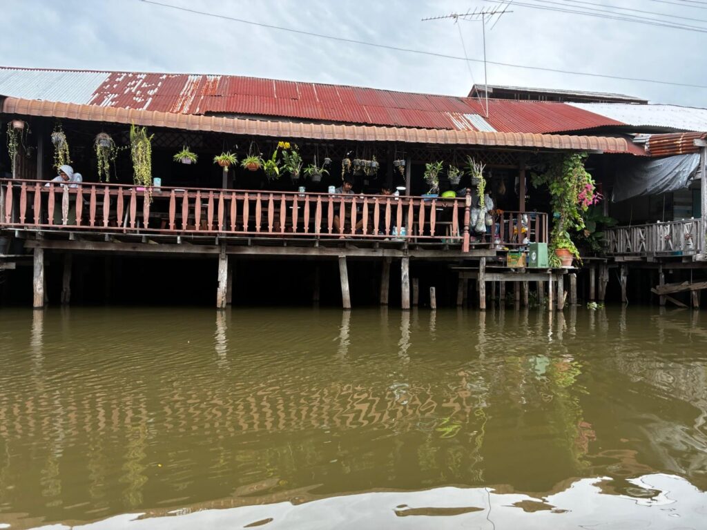 Si  Yaek Huatakhe Cafe & Guesthouse הפלגה עם חתולים