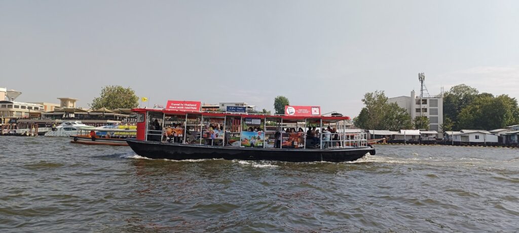 סירת מעבורת על נהר הצ'או פראיה מגדה לגדה