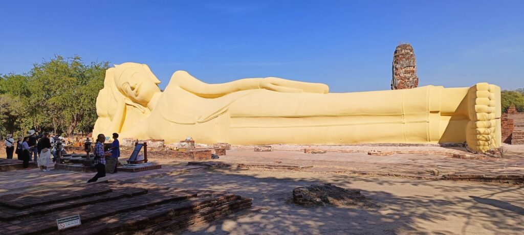 he Reclining Buddha at Wat Lokayasutharam 
