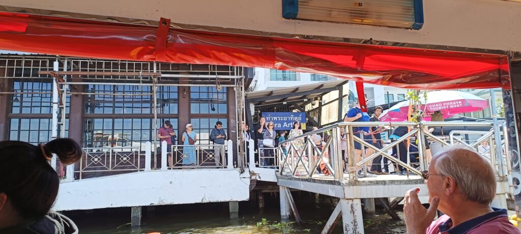 Phra Arthit Pier