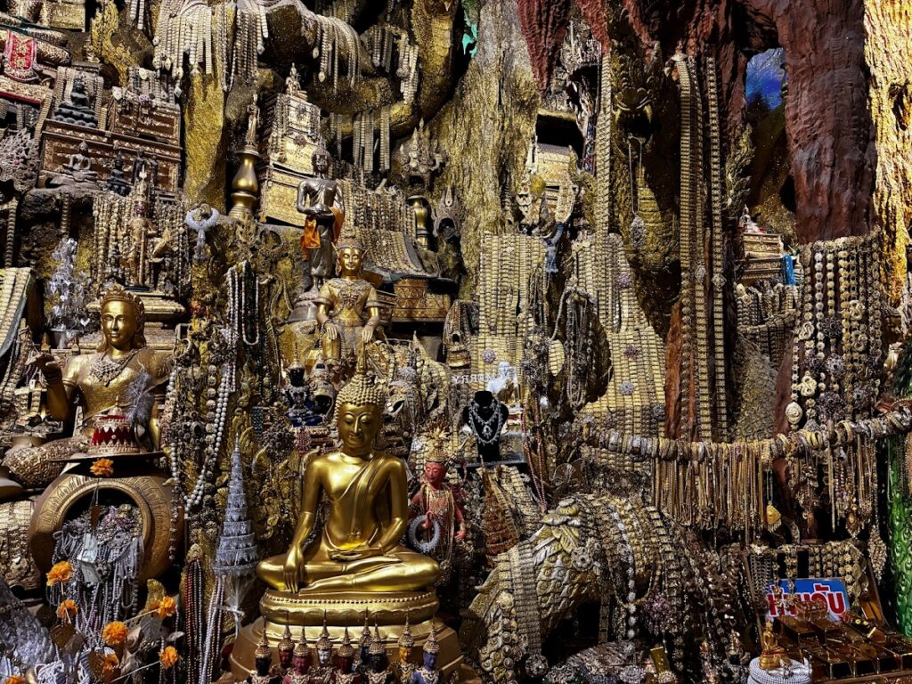 Wat Maneewong Wat Maneewong