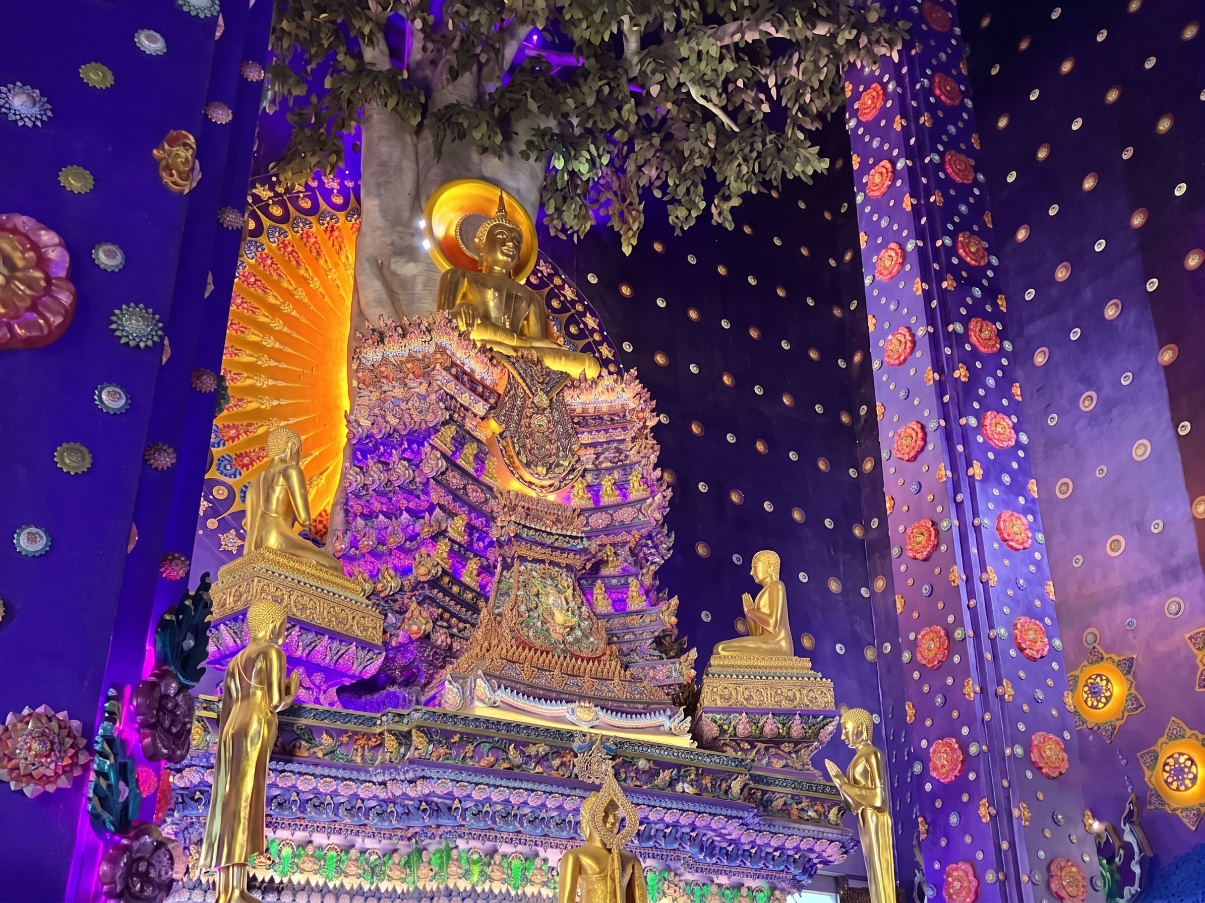 סגול עמוק: Wat Klang Khlong Watthana Ram